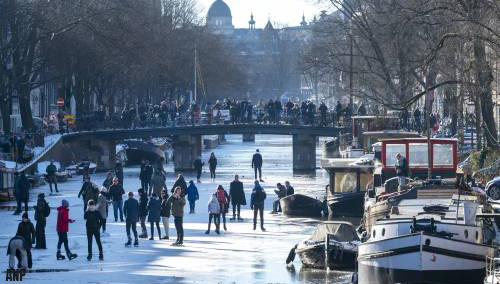 Mensen schaatsen op Prinsengracht in Amsterdam [+video]