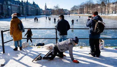 Hulpdiensten bij Hofvijver Den Haag om gestrande schaatsers te redden [+video]