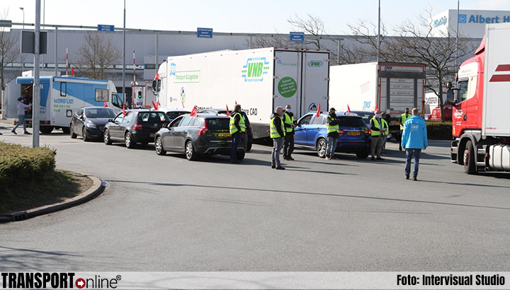 Grote staking chauffeurs van distributiecentra supermarkten in Pijnacker en Zaandam [+foto's]