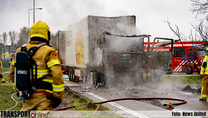 Vrachtwagencabine uitgebrand langs A50 [+foto]