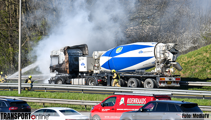 Cementwagen in brand op A16 [+foto's]