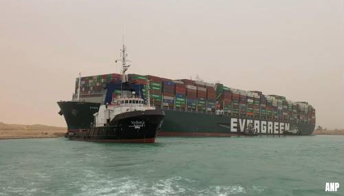 Tien sleepboten proberen de 'Ever Given' in Suezkanaal vlot te trekken [UPDATE]