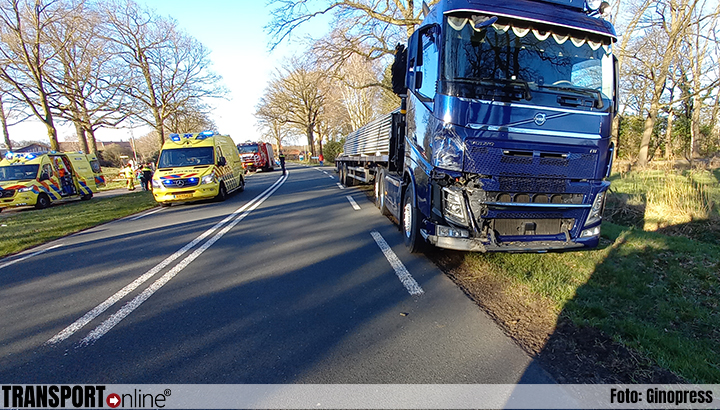 Automobilist bekneld na aanrijding met vrachtwagen in Vorden [+foto's]