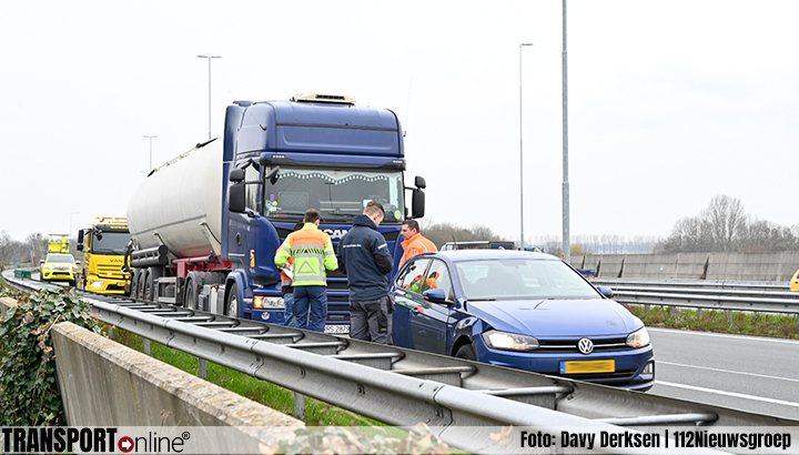 Aanrijding auto en vrachtwagen A50, boetes uitgedeeld voor negeren rood kruis [+foto]