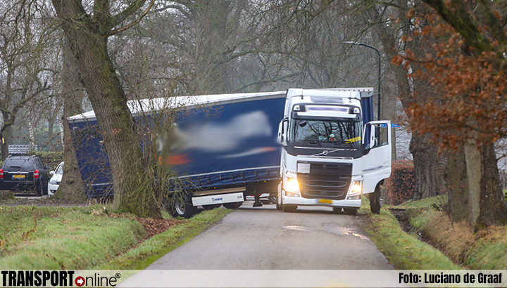 Vrachtwagen komt vast te zitten na omrijden vanwege dodelijk ongeval in Lieren [+foto]