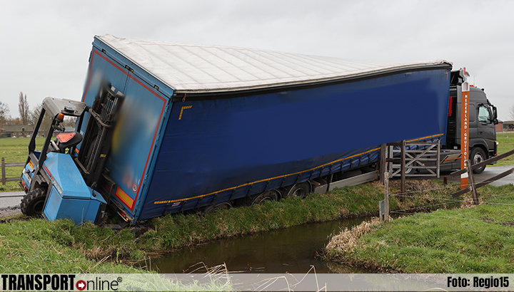 Vrachtwagen weggezakt in berm in Schipluiden [+foto]