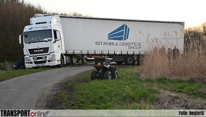 Vrachtwagen al uren vast in berm in Zoetermeer [+foto]