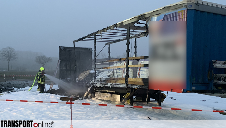 Exploderende spuitbussen bij trailerbrand [+foto]