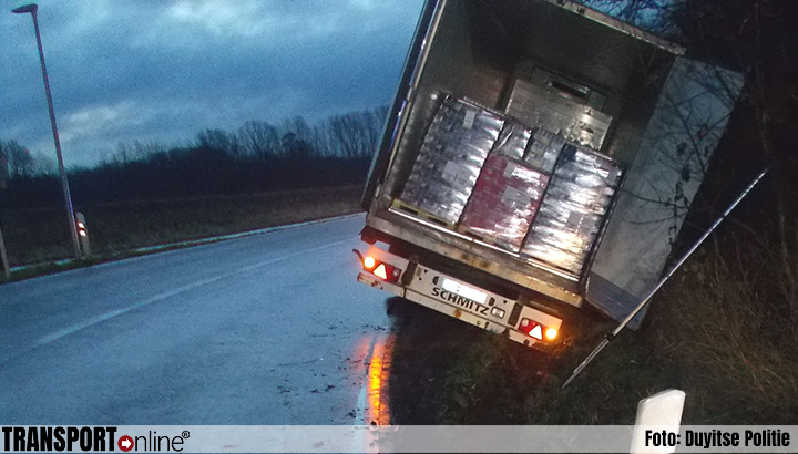 Dronken vrachtwagenchauffeur met gevaarlijke stoffen geladen vrachtwagen in de sloot [+foto]