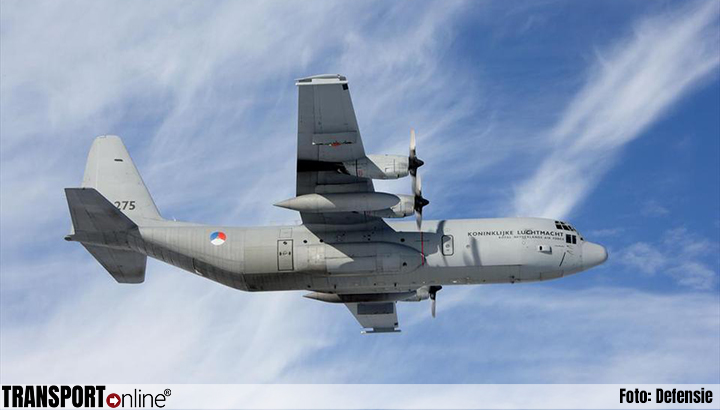 C-130 Hercules transportvliegtuigen Luchtmacht vliegen laag over tijdens oefening 'Orange Bull'