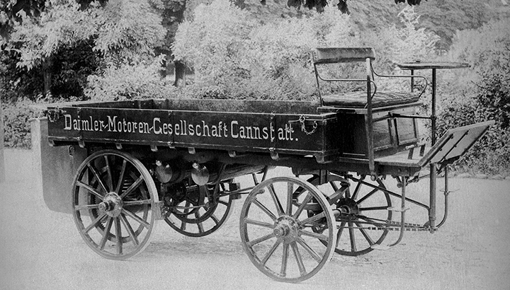 De eerste vrachtwagen ter wereld werd in 1896 gebouwd door Gottlieb Daimler