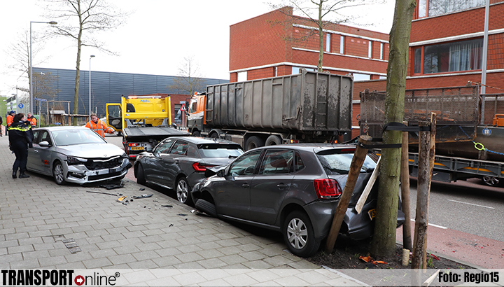 Vrachtwagen verliest lading: drie auto's zwaar beschadigd [+foto]