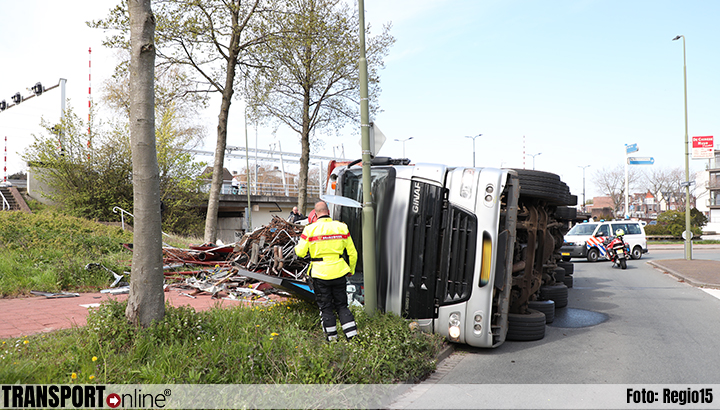 Vrachtwagen gekanteld in Rijswijk [+foto]
