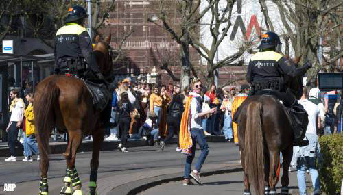 50 aanhoudingen, drie agenten lichtgewond in Amsterdam