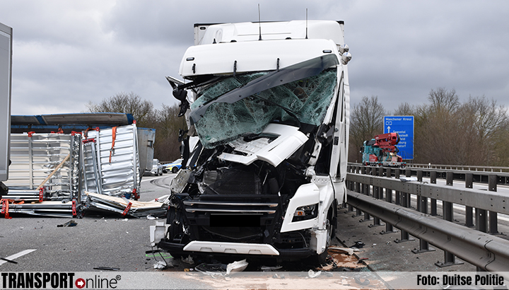 Vrachtwagenchauffeur ernstig gewond bij ongeval Duitse A7 [+foto]