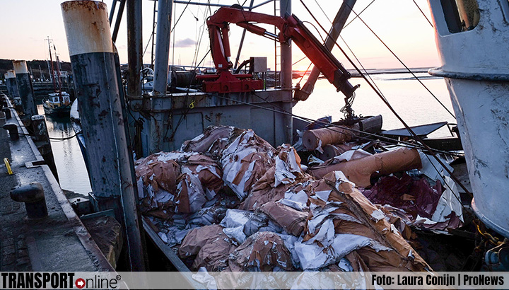 Bergingsschip bergt tientallen verloren papierrollen van Baltic Tern [+foto]