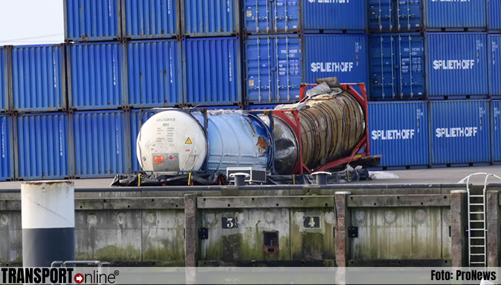 Ook verloren tankcontainer met aceton van 'Baltic Tern' uit zee geborgen [+foto]