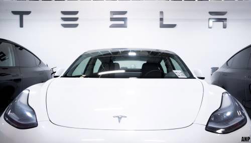 Boze Teslarijdster klimt uit protest op model 3 tijdens autoshow [+video]