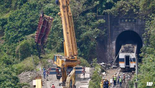 Vrachtwagenchauffeur zegt huilend sorry voor treinramp Taiwan [+video]