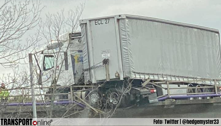 Vrachtwagen op randje van naar beneden storten op Britse A2 [+foto's]
