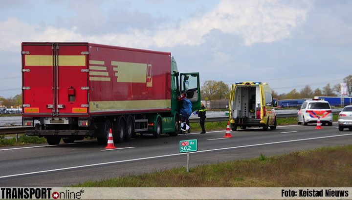 Onwel geworden vrachtwagenchauffeur rijdt tegen vangrail A73 [+foto]