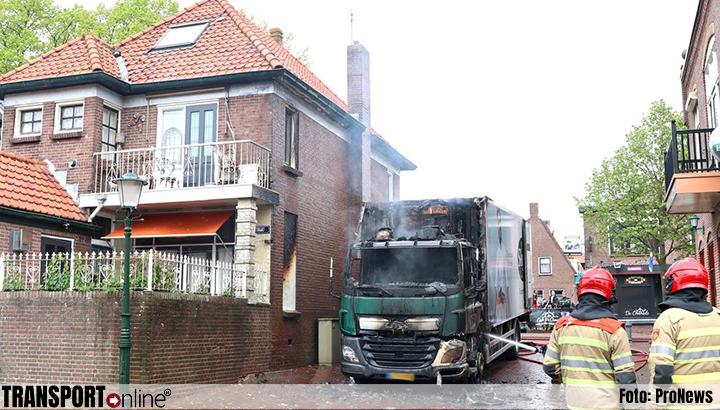 Vrachtwagen uitgebrand op Urk, woonhuis beschadigd [+foto]
