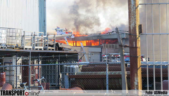 Drie vermisten bij grote brand in appartementen boven bedrijf in Werkendam [+foto's]
