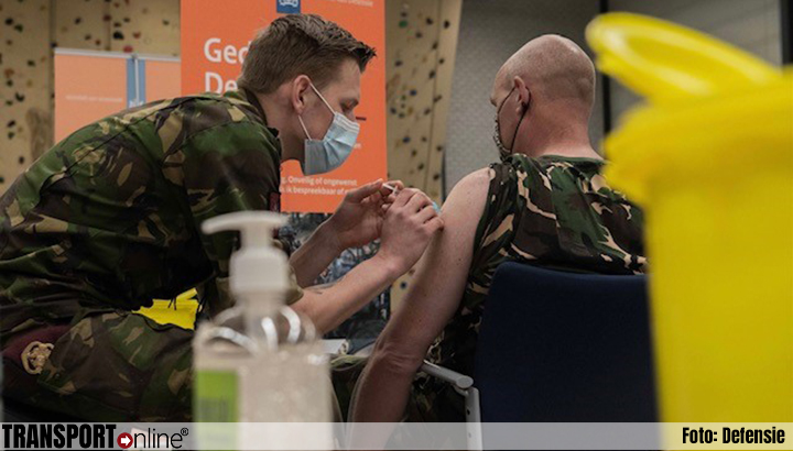 Militairen helpen bij vaccineren tegen COVID-19