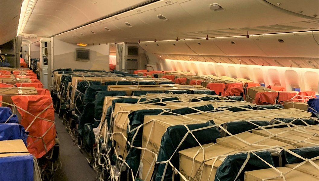 Emirates SkyCargo vervoert al een jaar lang noodzakelijke vracht op passagiersstoelen en in bagagevakken
