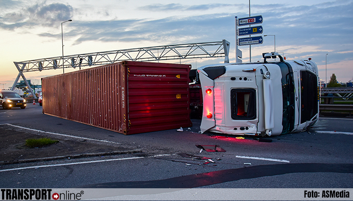 Vrachtwagen met container gekanteld bij Rotterdam [+foto's]