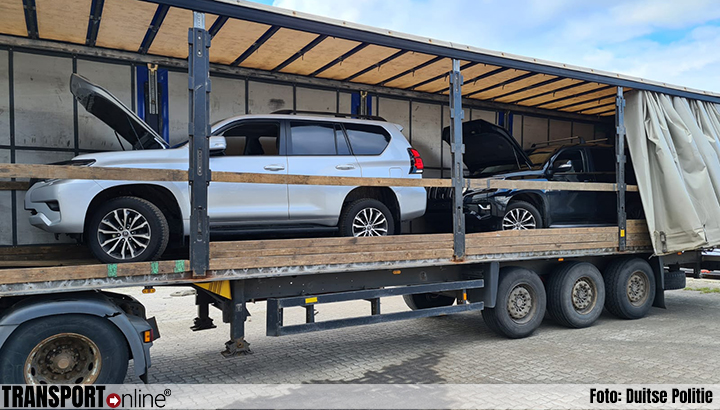 Letse vrachtwagenchauffeur onderweg met twee gestolen SUV's uit Nederland in zijn trailer [+foto]