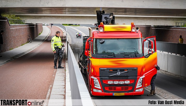 Vrachtwagen met glas tegen viaduct in Groningen [+foto]