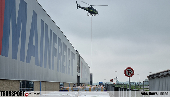 Helikopter brengt dakbedekking boven op transportbedrijf Mainfreight [+foto]