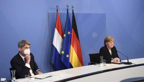 Merkel 'deemoedig' in 5 mei-lezing: Duitse misdaden verjaren niet