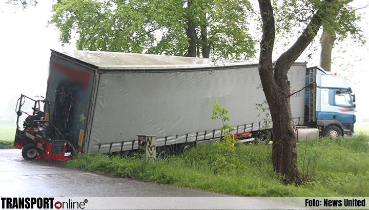Vrachtwagen in de sloot bij Rijssen [+foto]