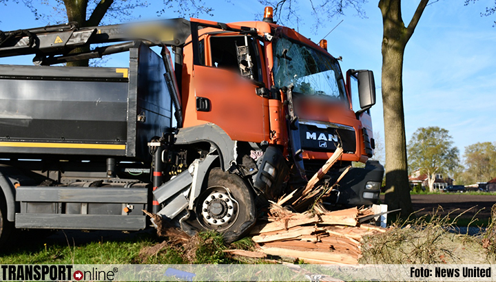 Vrachtwagenchauffeur gewond bij eenzijdig ongeval in Vriezenveen [+foto]