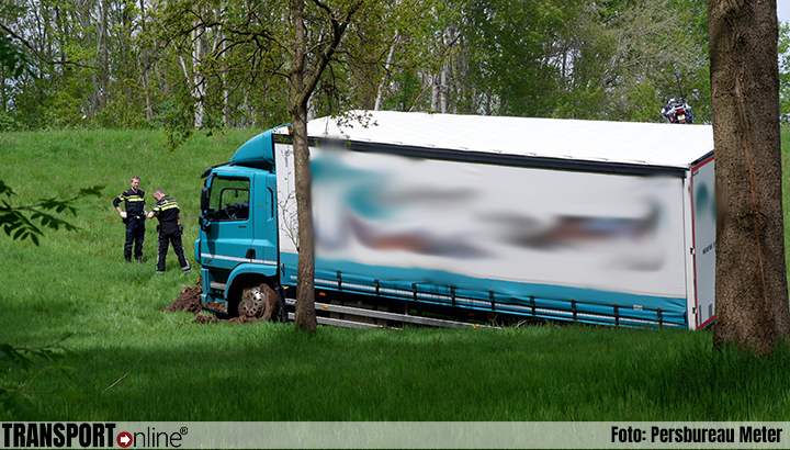 Vrachtwagen van de afrit N34 bij Drentse Coevorden [+foto]