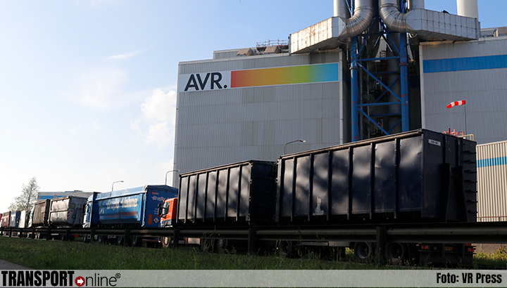 Lange rijen vrachtwagens voor ingang afvalverwerker AVR door staking [+foto]