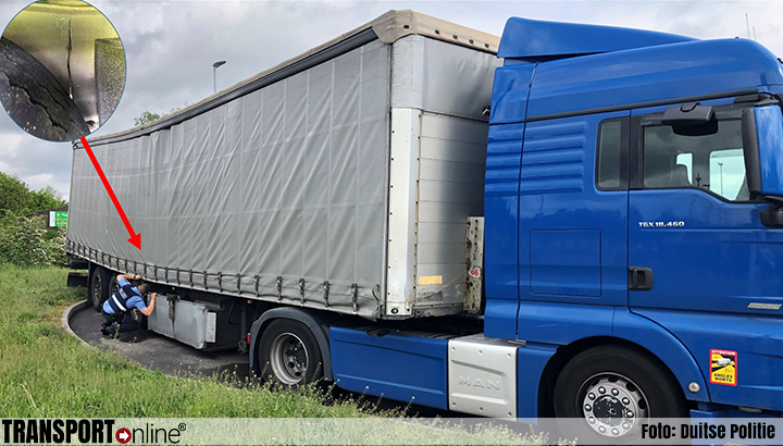Duitse politie haalt trailer met 'knik' van de weg [+foto]