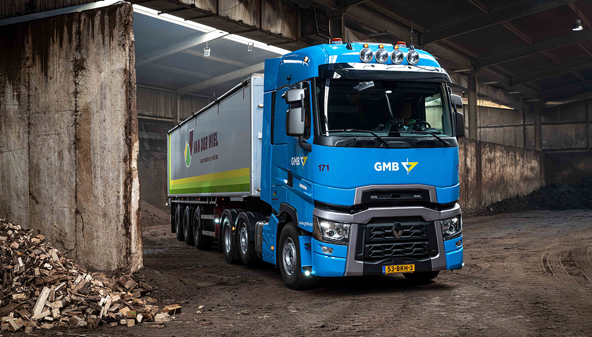 Twee Renault Trucks T High-trekkers voor van der Wiel Transport