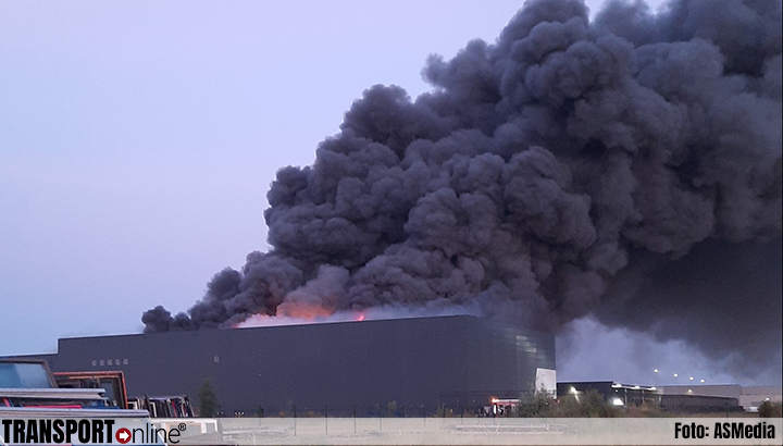 Grote brand op industrieterrein Zwolle zorgt voor snelheidsbeperking A28 [+foto's]