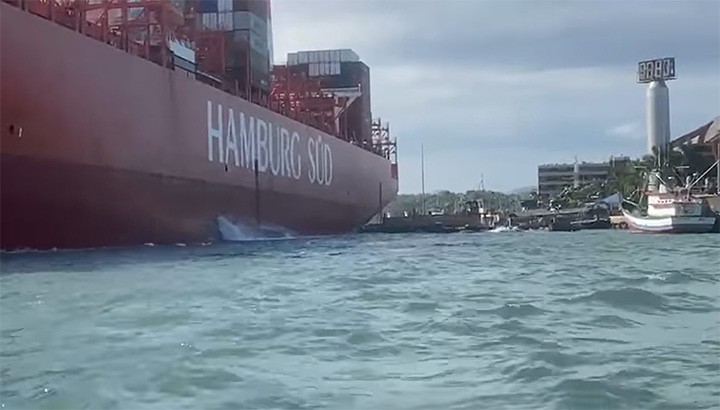 Containerschip Cap San Antonio vaart ponton van veerdienst aan [+video's]