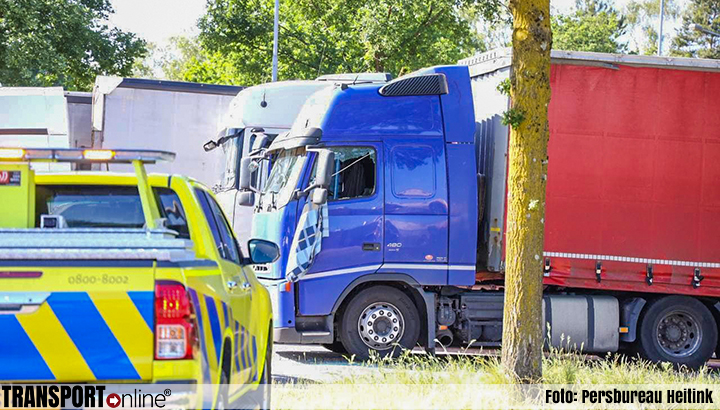 Vrachtwagenchauffeur dood gevonden in cabine op parkeerplaats langs A12 [+foto]