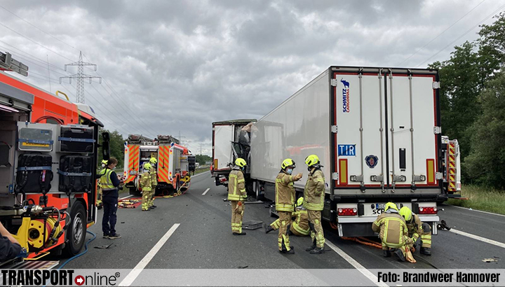 Ongeval met drie vrachtwagens op Duitse A2 kost vrachtwagenchauffeur het leven [+foto's]