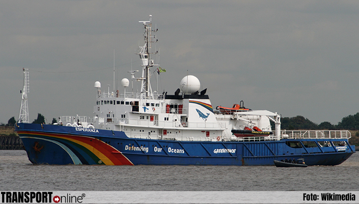 Bemanningsleden van Greenpeace schip 'Esperanza' mogen aan wal