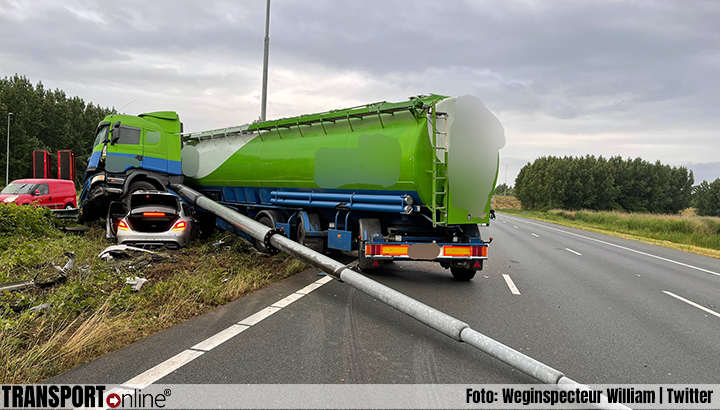 A2 richting Utrecht dicht na ongeluk vrachtwagen en auto [+foto]