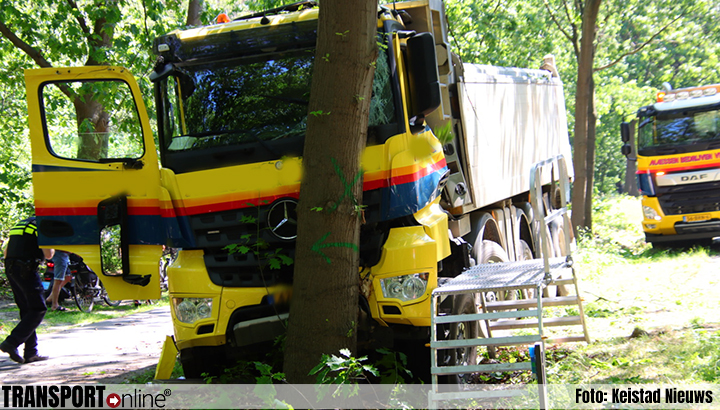 Vrachtwagen tegen boom in Helden [+foto]