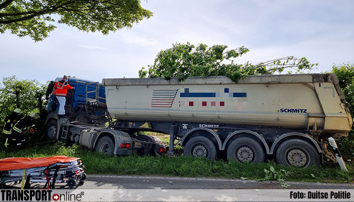 Vrachtwagen botst tegen boom, vrachtwagenchauffeur zwaargewond [+foto's]