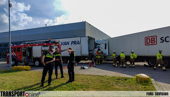 Vrachtwagenchauffeur bekneld na ongeluk in Waalwijk [+foto]