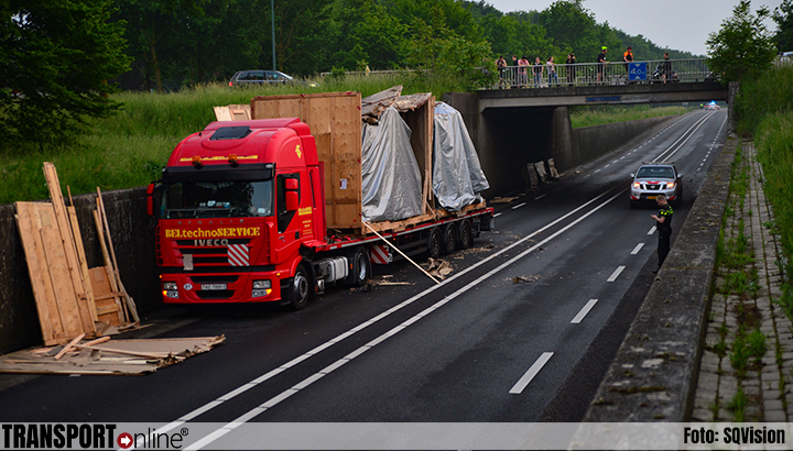 Vrachtwagen met grote machines rijdt zich klem onder viaduct op N270 [+foto] 